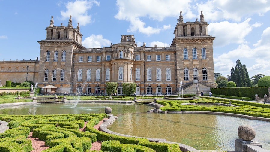 Blenheim Palace, fountains and sculpted garden