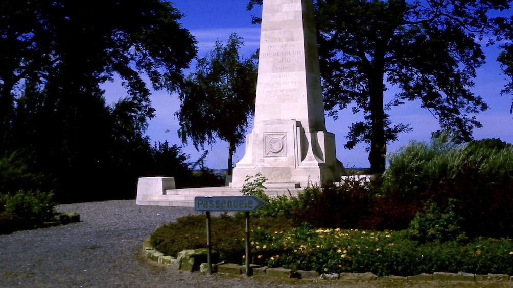 Charger l’élément 3 sur 5. New Zealand memorial obelisk in Belgium