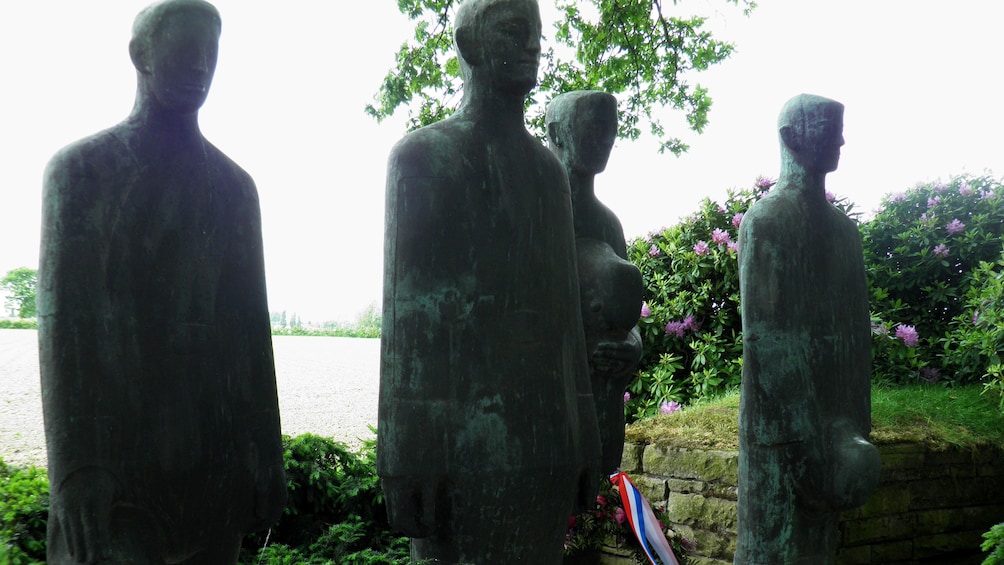 Charger l’élément 2 sur 5. Statues of soldiers at a memorial in Belgium