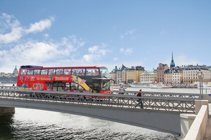 Hop-on-Hop-off-Sightseeing-Bustour durch Stockholm