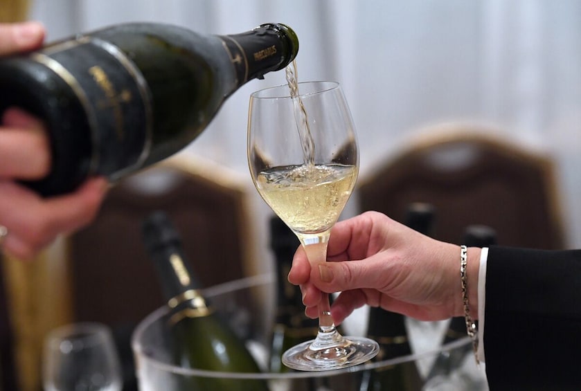 Exclusive wine experience with a local sommelier in Milan