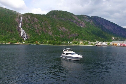 Privat fjordcruise til Mostraumen, med fjell, fosser og fjorder
