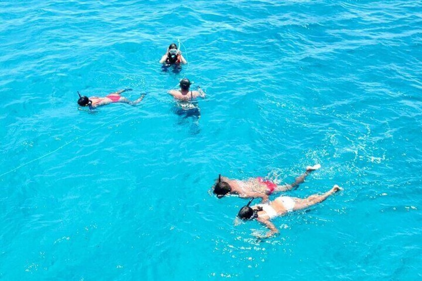 practicando buceo de superficie