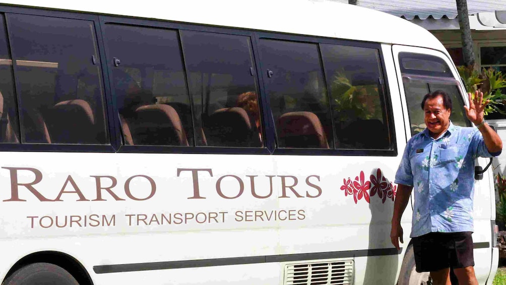 Bus tour in the Cook Islands 