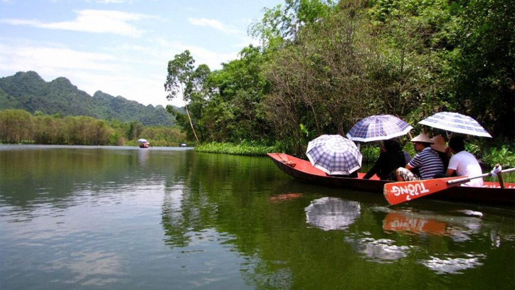 Tour group sailing in Hà Nội, Vietnam