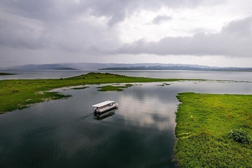 Shuttle Transfer Lake crossing from Monteverde To Arenal