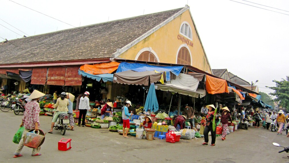 Market view of Hoi An 