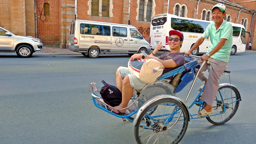 Historical Landmarks or China Town Cyclo Tour with Lunch