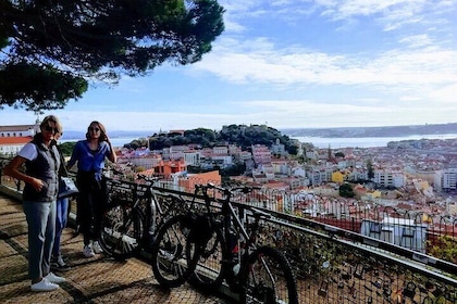 7 kullar och 14 utsiktsplatser - Lissabon E-Bike Tour