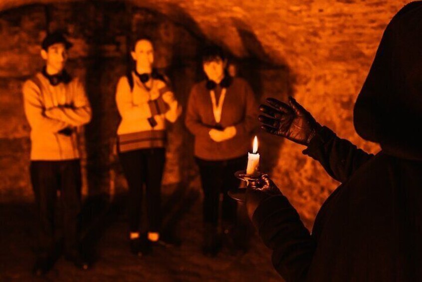 Small Group Edinburgh Night Walking Tour with Underground Vaults