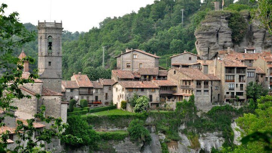 Discover Medieval villages hiking through the Pyrenees