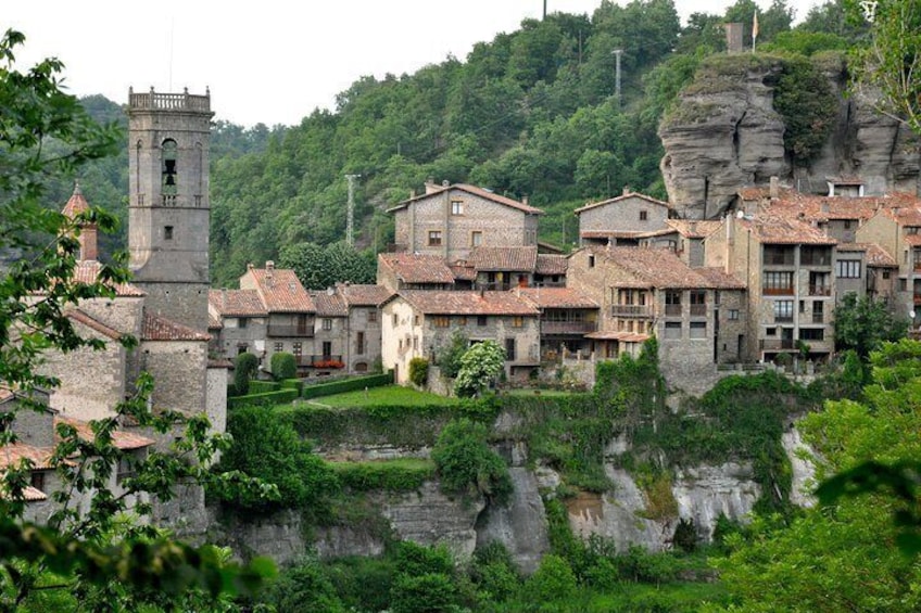 Discover Medieval villages hiking through the Pyrenees