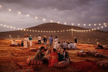 Cena magica al tramonto nel deserto di Agafay con giro in cammello
