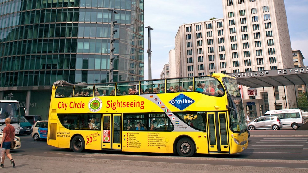 Charger l’élément 2 sur 5. crowded double decker bus in Berlin