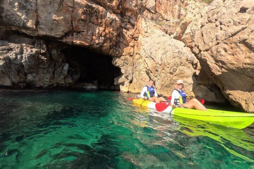 Kayak Dénia between caves