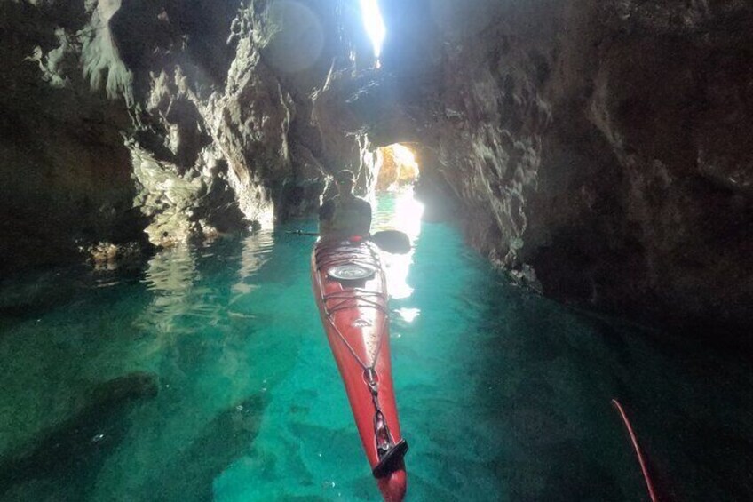 Kayak Dénia between caves