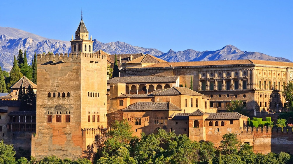 CIty with mountains in the background in Alahambra