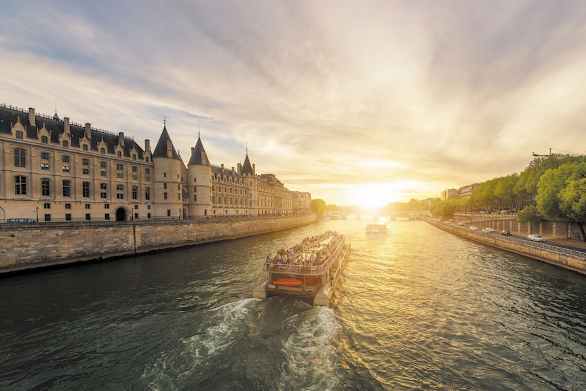 Guided Louvre Museum Tour with Skip-the-Line Access