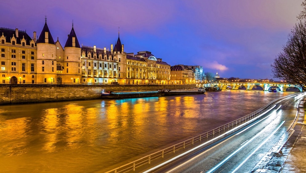 Paris by Night: Eiffel Tower Dinner and Seine River Cruise