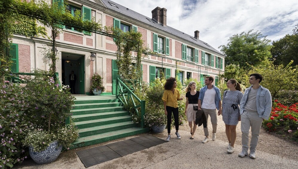 Small-Group Giverny Tour: Monet's House & Gardens