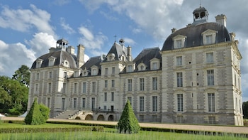 Small-Group Loire Valley & Castles Tour from Paris