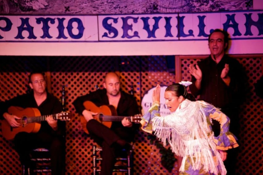 Seville by Night: Sightseeing Walking Tour & Flamenco Show