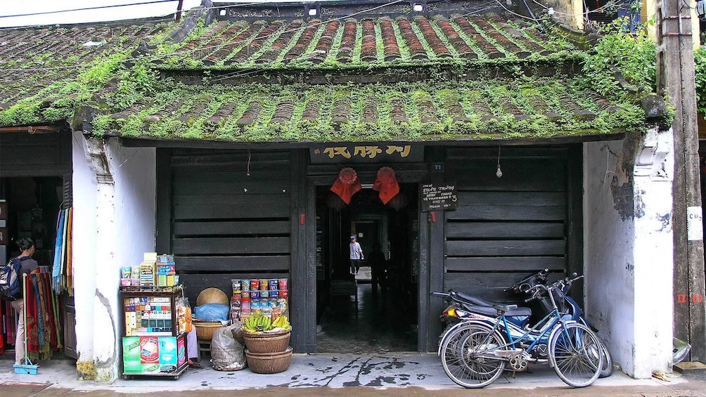Building with plants growing on roof in Hanoi