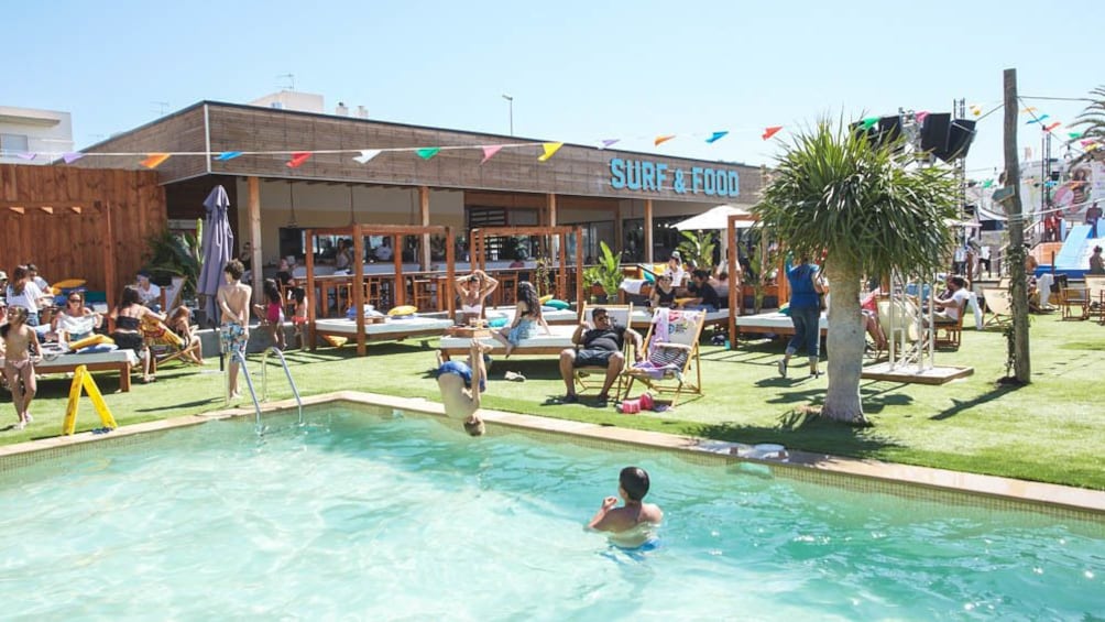 Foto 5 van 5. View of lodging area with pool.