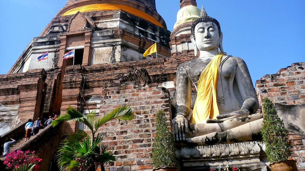 แสดงภาพที่ 4 จาก 5 tall Buddha statue outside of a temple in Thailand