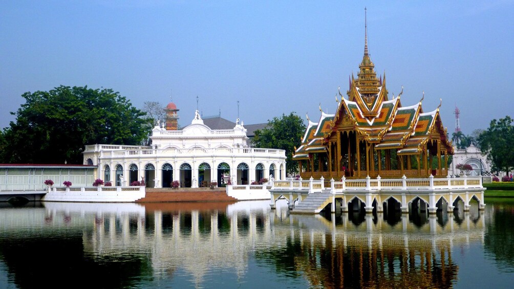 แสดงภาพที่ 2 จาก 5 traditional architecture along a large pond in Thailand