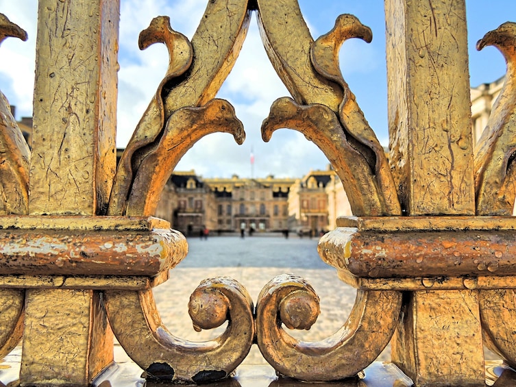 Skip-the-Line Audio Guided Tour of Versailles with Roundtrip Transportation