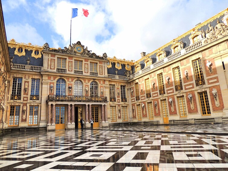 Skip-the-Line Audio Guided Tour of Versailles with Roundtrip Transportation