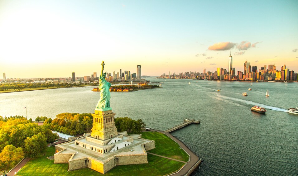One-Day Highlights of NYC Tour by Foot, Subway and Ferry