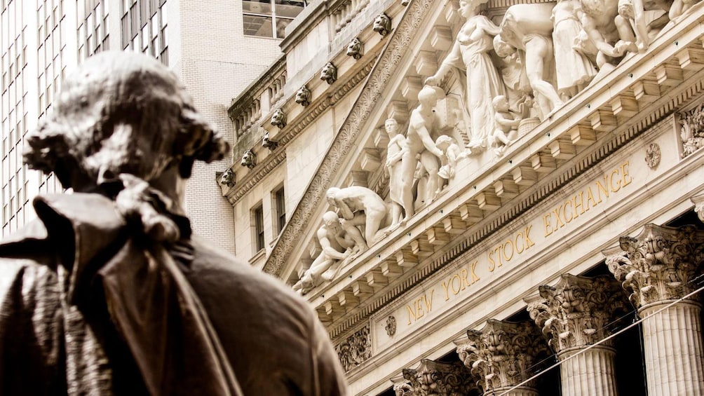 Statue of George Washington in front of Wall Street