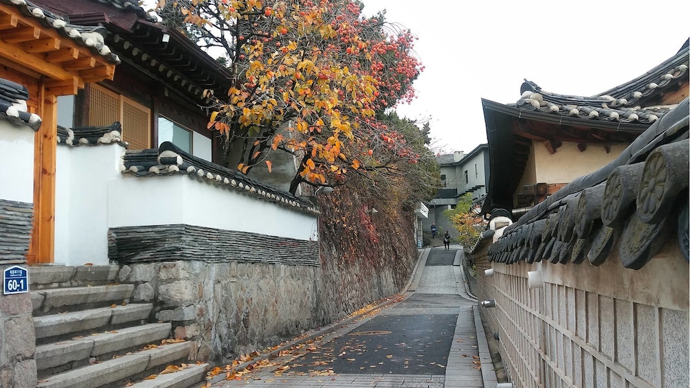 Calm view of the Bukchon Hanok Village & Bukaksan Fortress in Seoul, South Korea