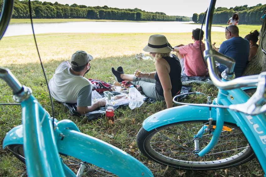 Versailles Bike Tour cyclists having lunch by the road to Versailles