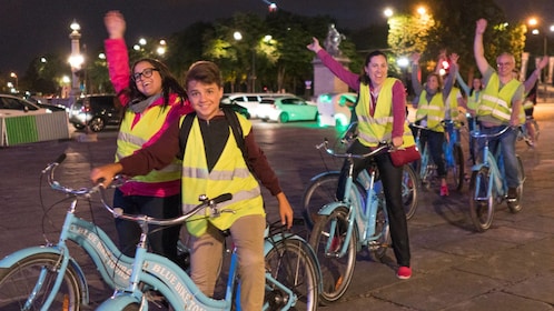 Visite nocturne à vélo de Paris en petit groupe avec croisière sur la Seine