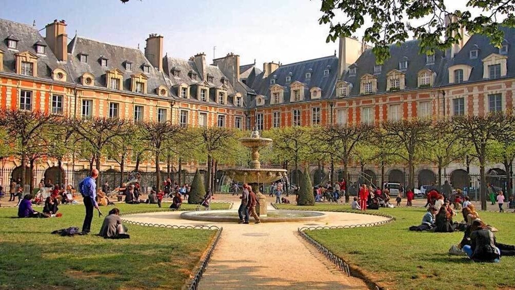 water fountain in the middle of a park in Paris