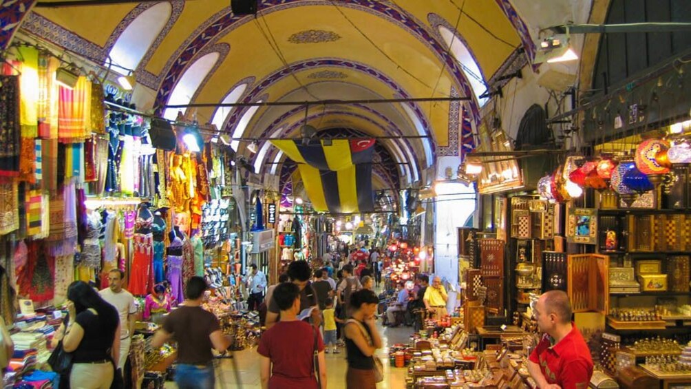 Marketplace seen with several tourists.