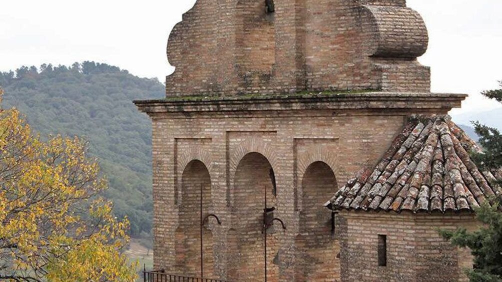 Ver elemento 5 de 8. brick structure with arched pathways