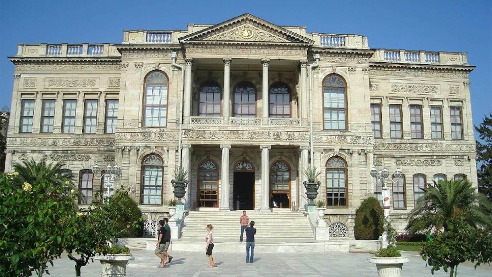 Tourists in front of the Dolmabahçe Palace in Instanbul 