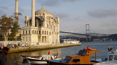 Spice Bazaar พร้อมล่องเรือ Bosphorus และทัวร์โบราณวัตถุออตโตมันอิสตันบูล