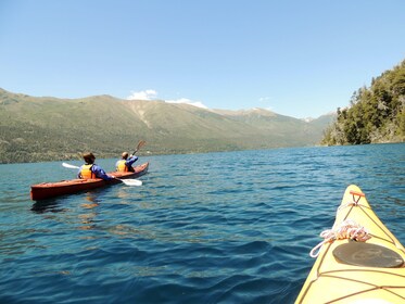 Avventura privata in kayak e a piedi sul Lago Mascardi