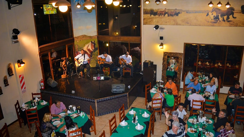 Carregar foto 2 de 10. Interior view of restaurant with band playing.