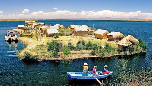 Excursión de medio día en barco por las Islas Flotantes de los Uros