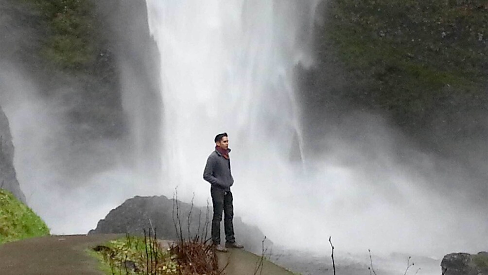 Man enjoying the view of the Multnomah Falls in Portland 