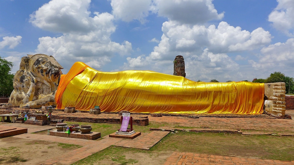 แสดงภาพที่ 2 จาก 8 Gold reclining Buddha statue in Bangkok
