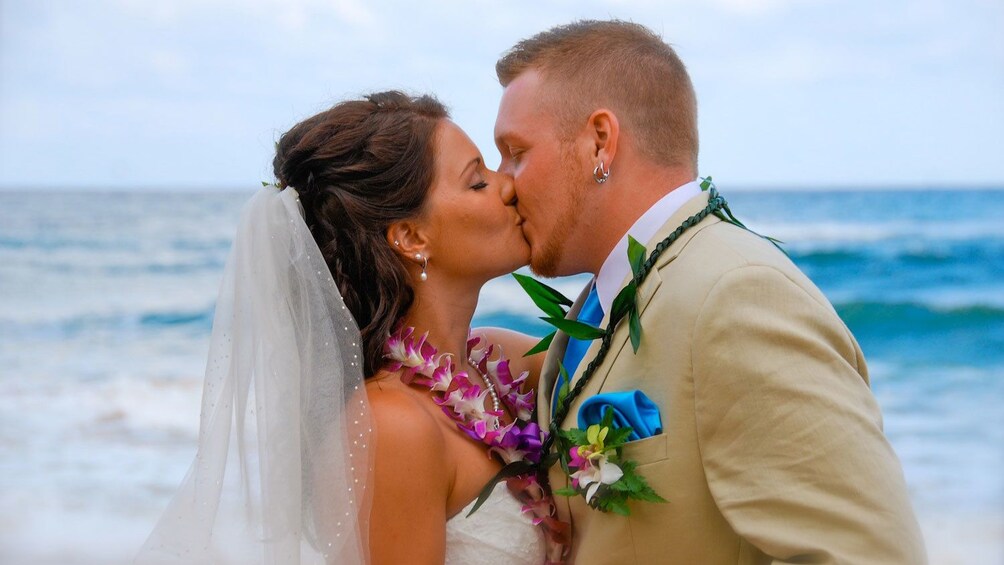 Wedding couple on the beach in Kauai 