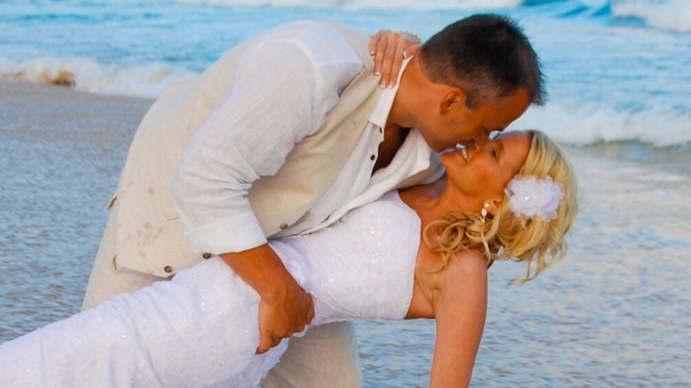 Wedding couple on the beach in Kauai 