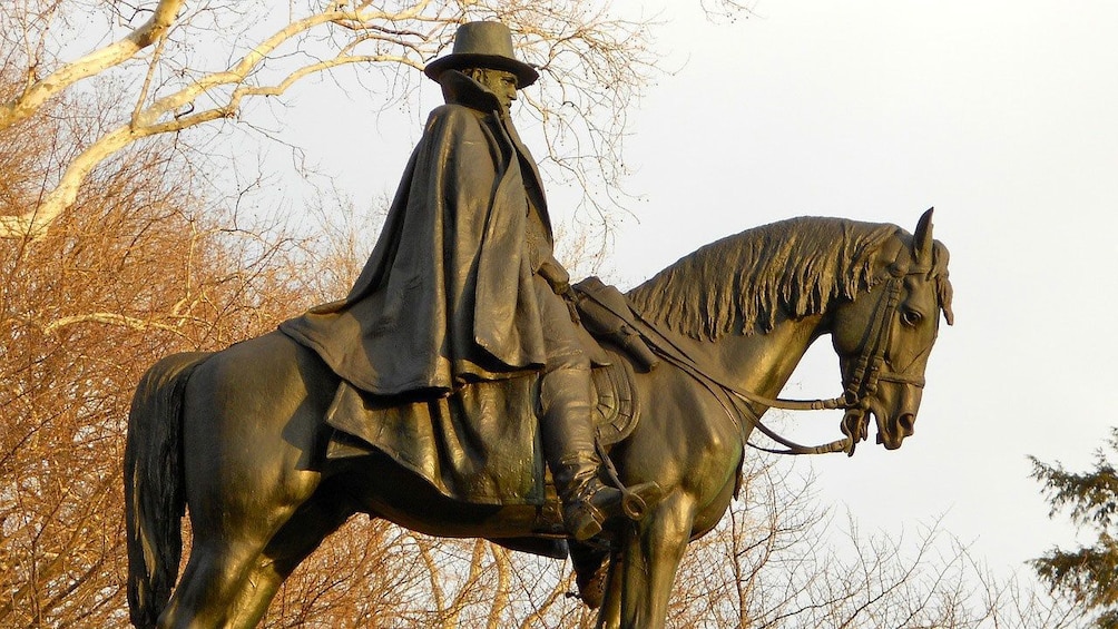 statue of man on a horse